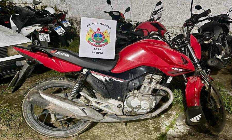 Rádio Patrulha do 6º BPM recupera motocicleta roubada que estava